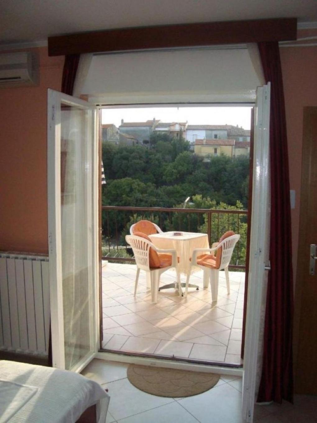 Apartment Marie - free parking Omišalj Buitenkant foto