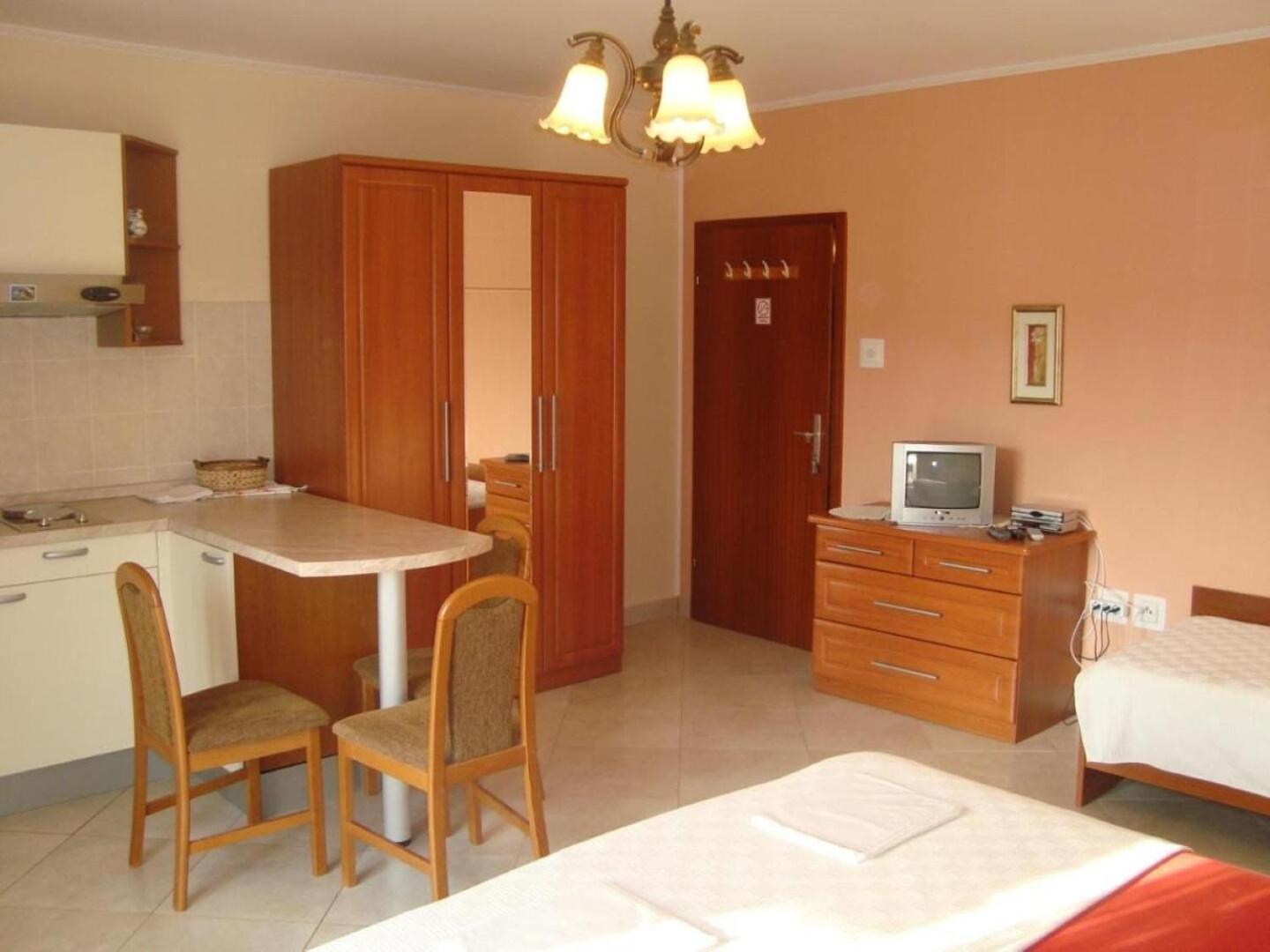 Apartment Marie - free parking Omišalj Buitenkant foto