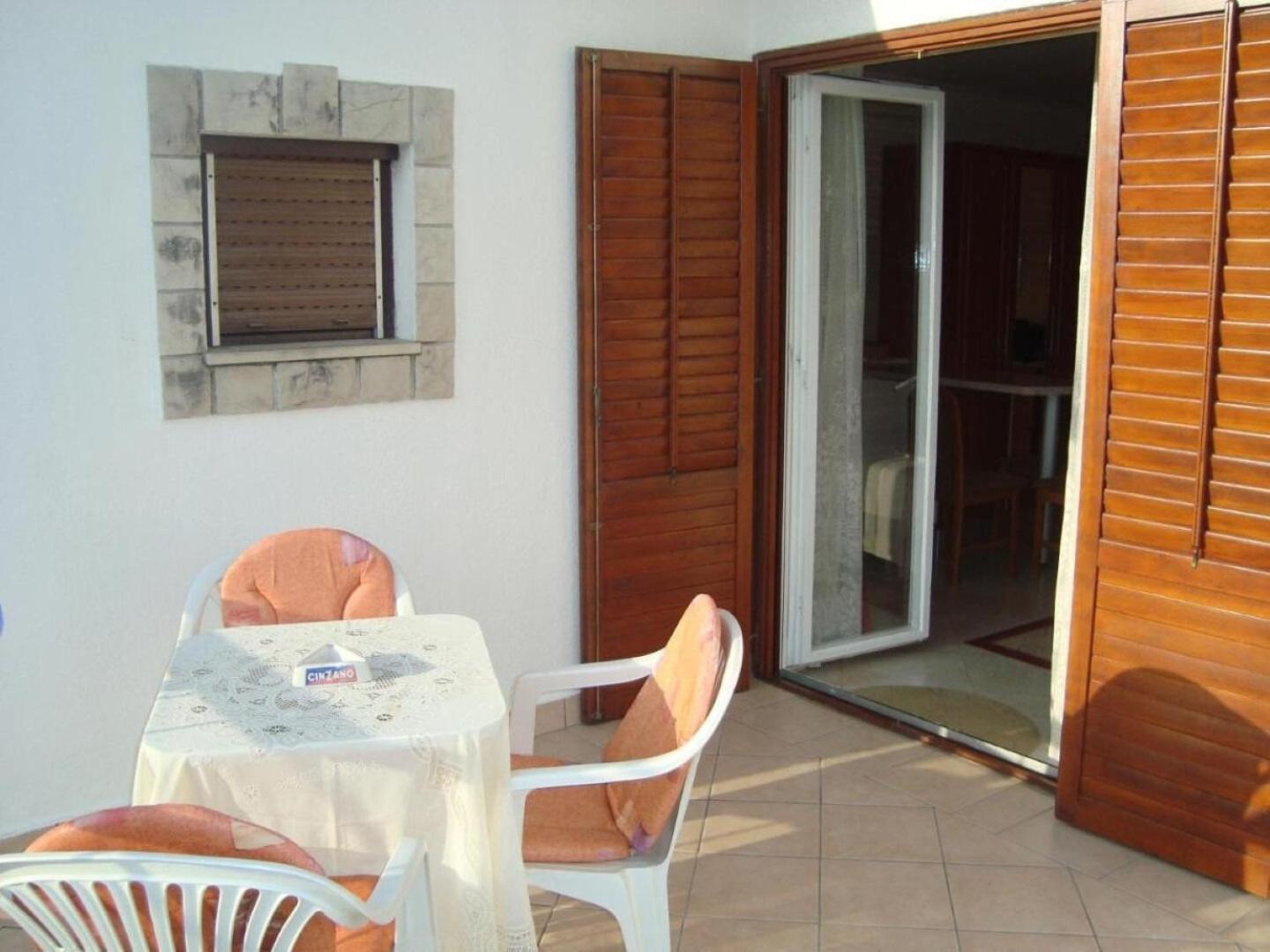 Apartment Marie - free parking Omišalj Buitenkant foto