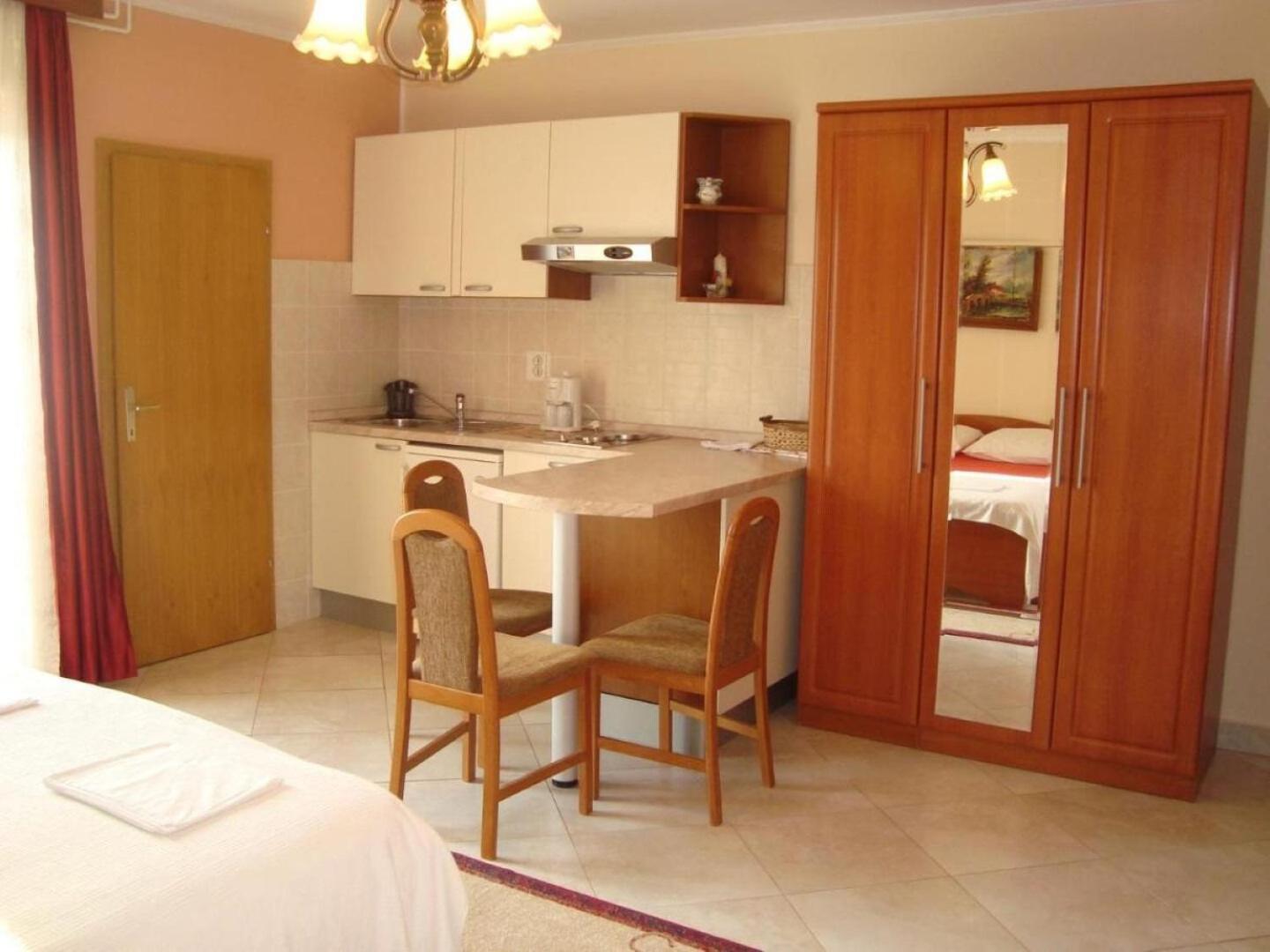 Apartment Marie - free parking Omišalj Buitenkant foto