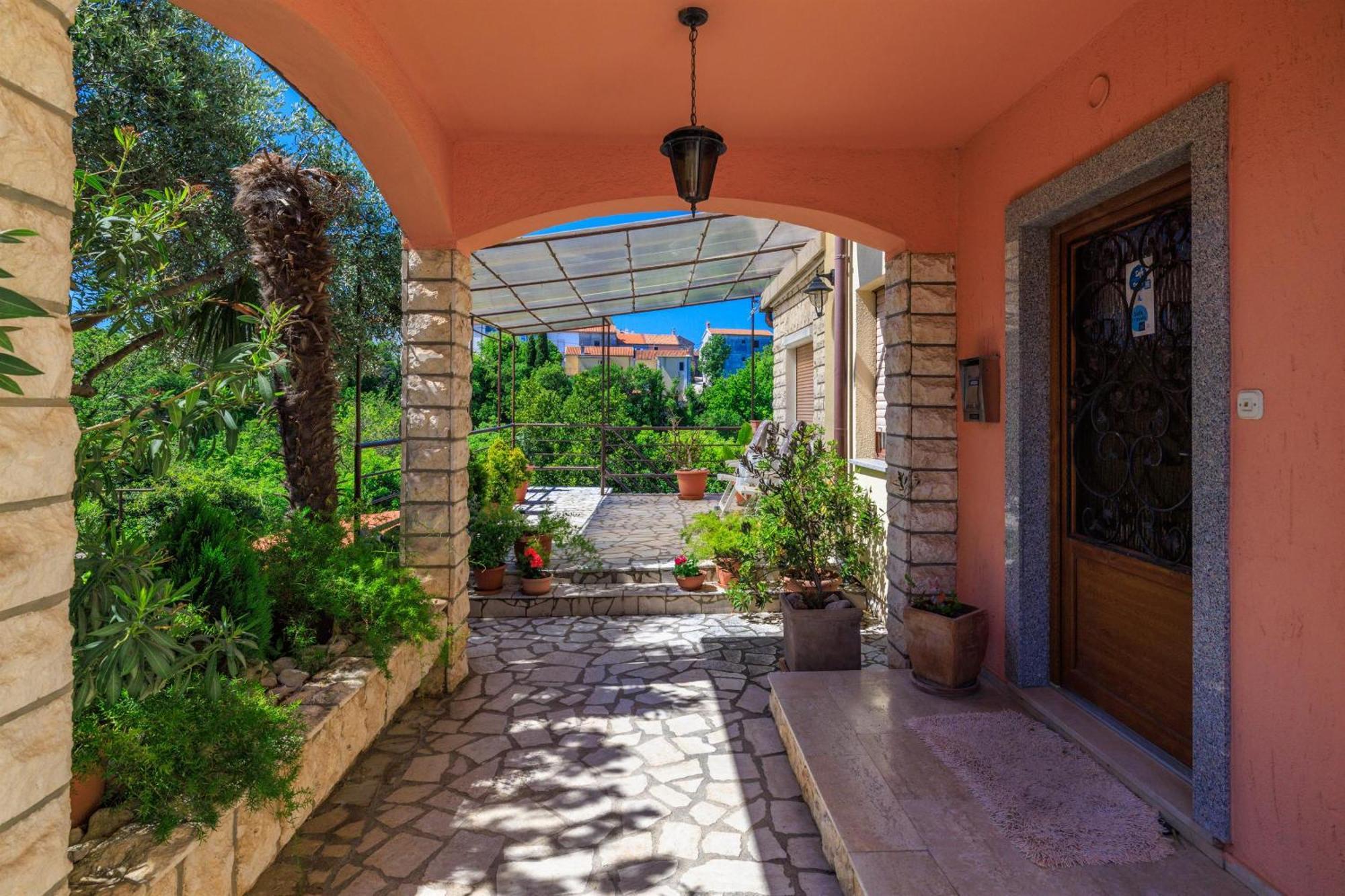 Apartment Marie - free parking Omišalj Buitenkant foto